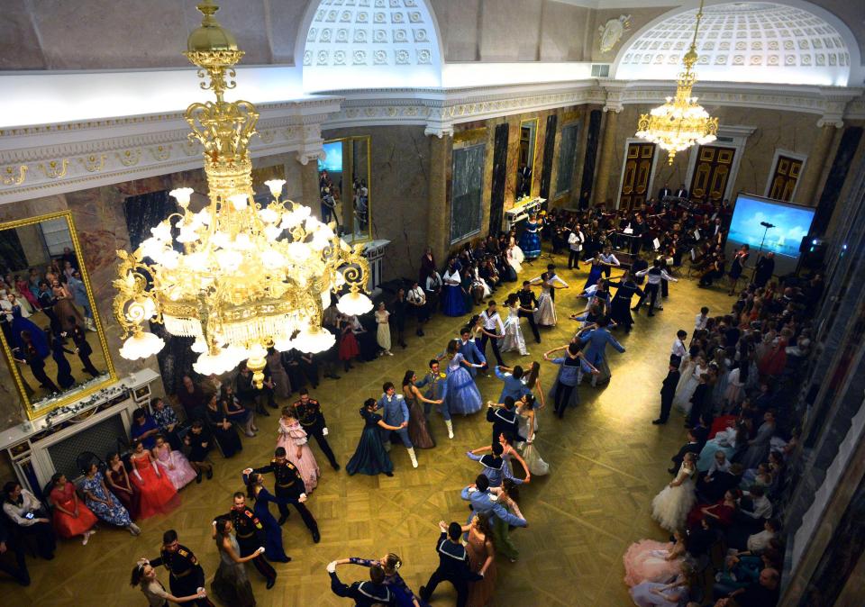  The dancing took place in the Saint George Hall of the Mikhailovsky Castle