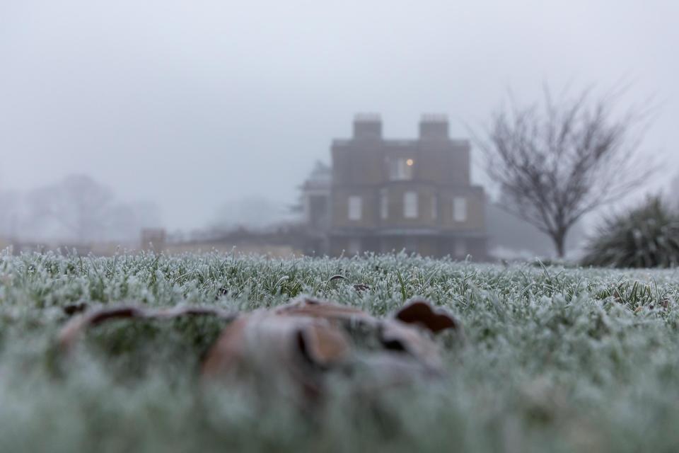  It was a frosty start for many people throughout the country as the temperature went below freezing last night