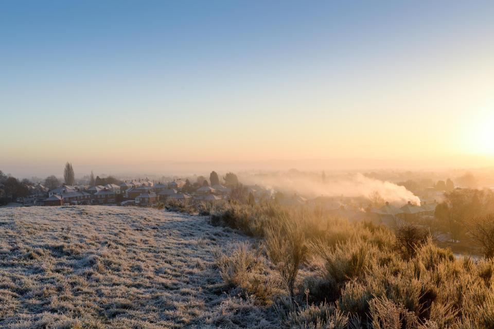  Below freezing temperatures and bright sunny start to the day in the market town of Hucknall, Nottinghamshire