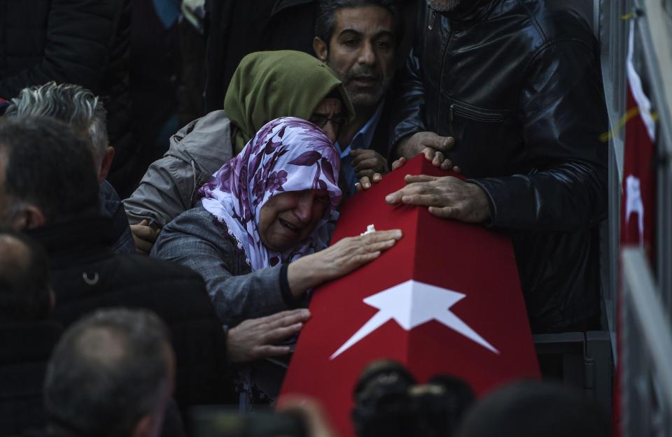 Caution (02/01/2017 at 11:43 ) Included in subscription Relatives of security member Fatih Cakmak, 35, who died in the Reina night club attack, mourn