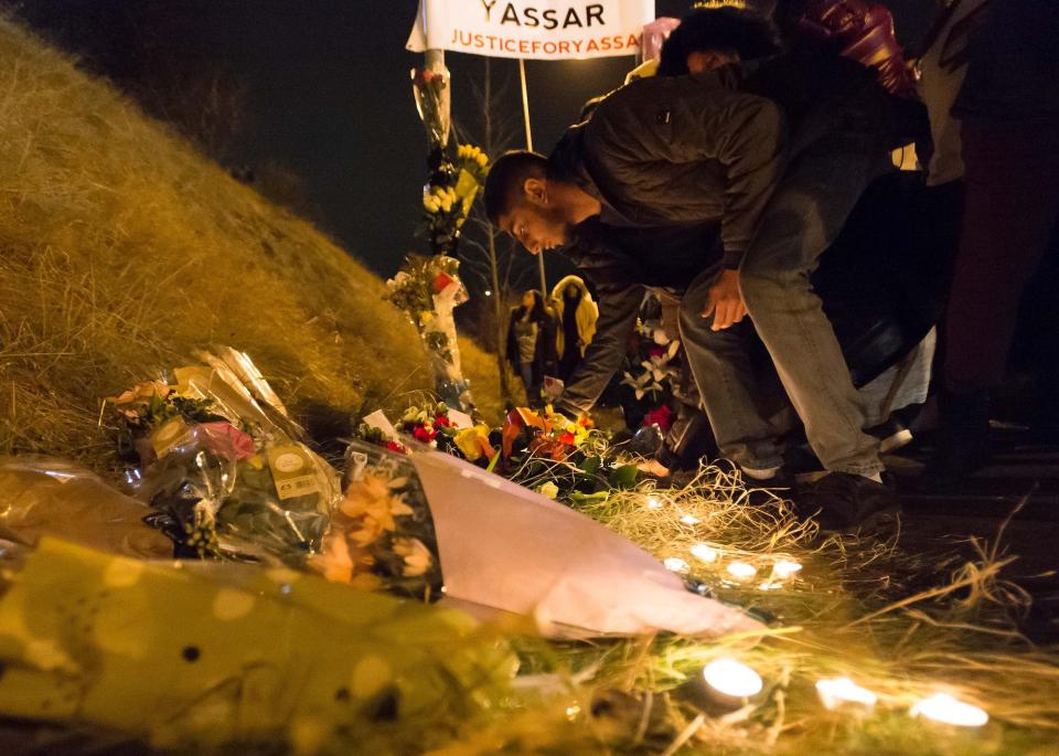  Many lay flowers at the bottom of the grass bank and comforted each other as they gathered