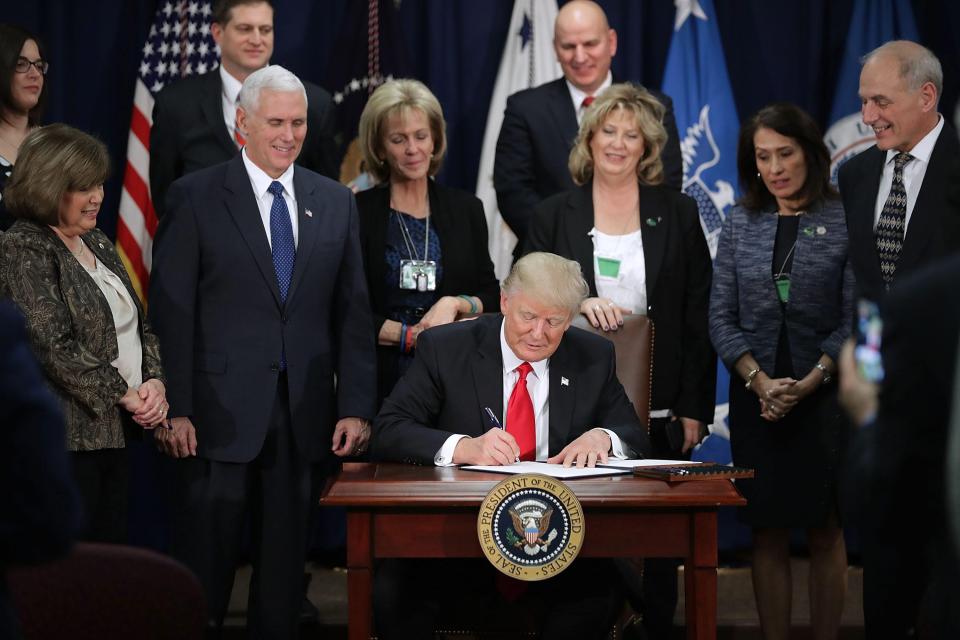  Trump signed the executive order for the Mexico wall at the Department of Homeland Security