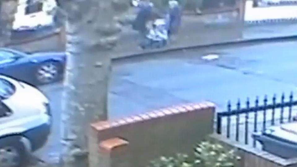 The scuffle resulted in the woman's purse being stolen