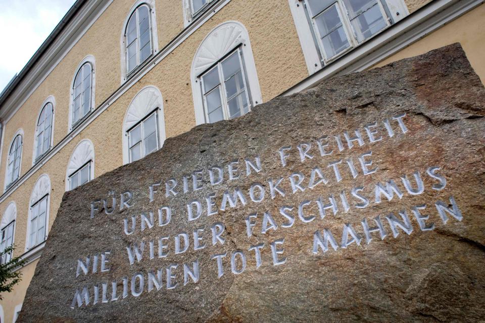  A memorial stone in front of Hitler's birth house, which reads "For peace, freedom and democracy. Never again fascism. Millions of deaths remind us."