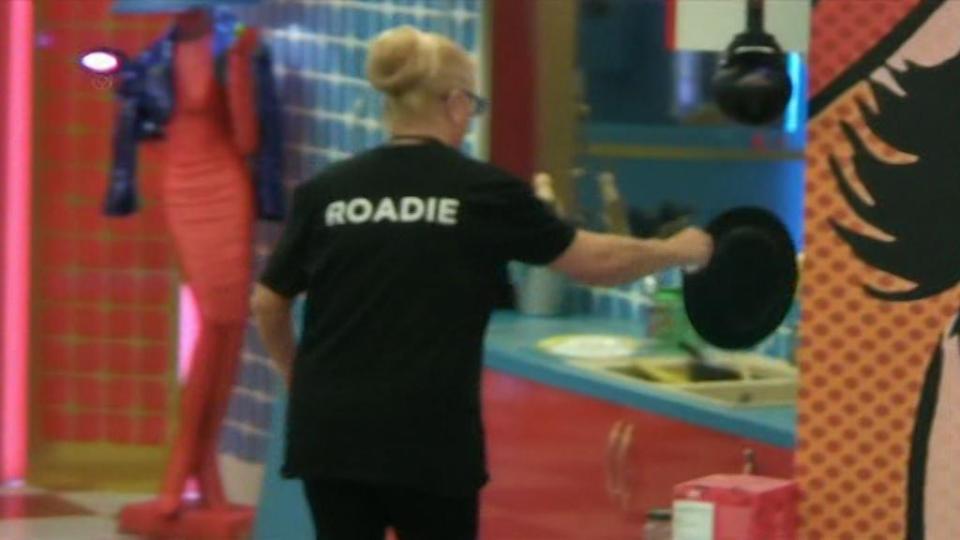  Kim, who was roadie in the task, then took the sugar lines and threw it down the sink
