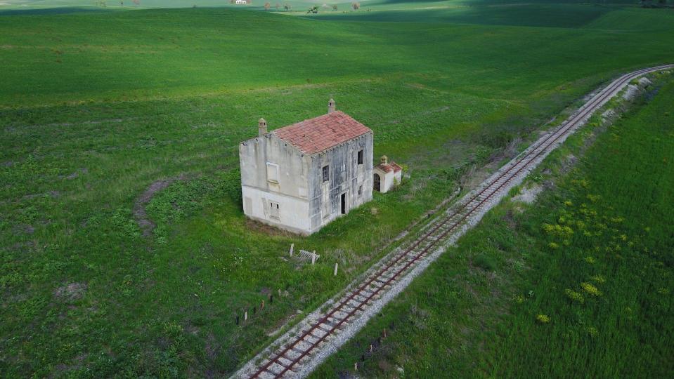 Casa Cantoniera is a two-storey railway hut situated in an agricultural area of ​​the country with medieval origins - the province of Matera 