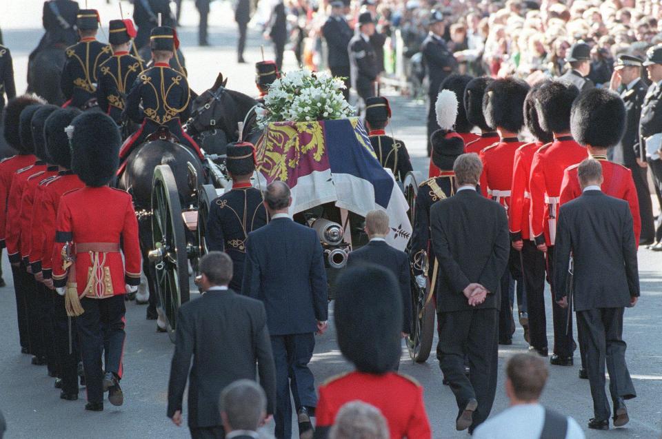  A gun carriage, accompanied by Welsh Guards, transports Princess Diana's coffin through the streets of London
