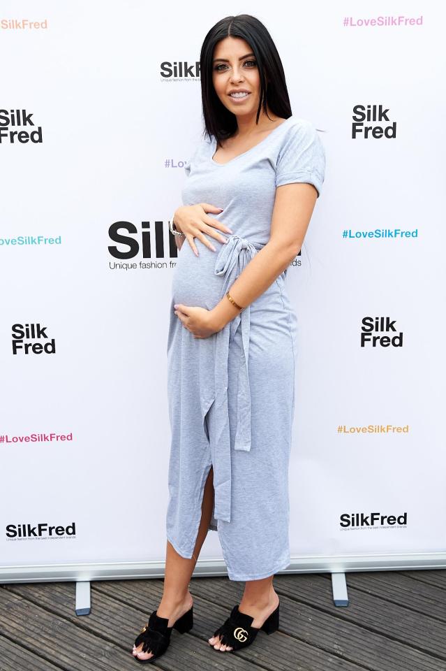  Cara De La Hoyde showed off her baby bump