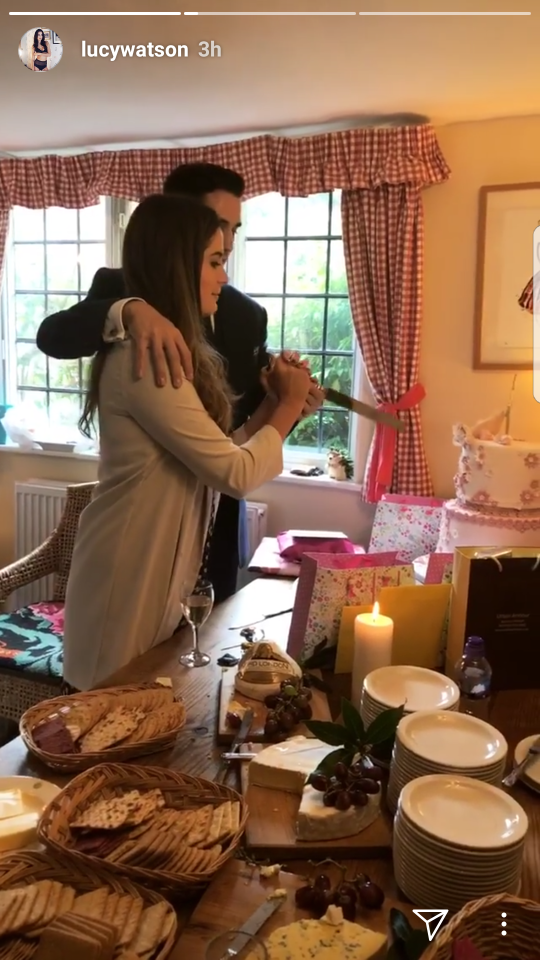  The couple jointly cut a lavish cake