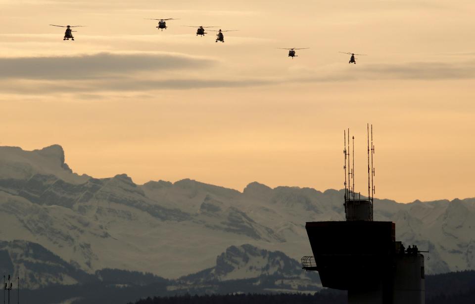 US Air Force helicopters approach to land in spectacular style 