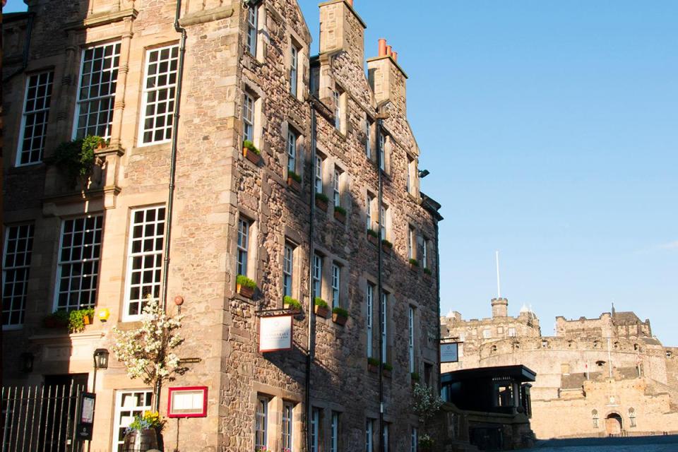 One he is sure to love - discover historic Edinburgh and get merry on whisky while you're at it