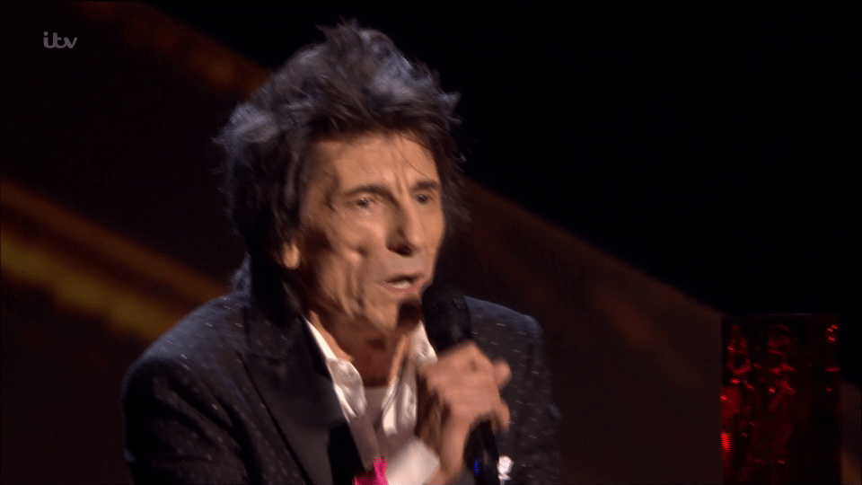  Ronnie Wood presented the star with his award after Elton's intro
