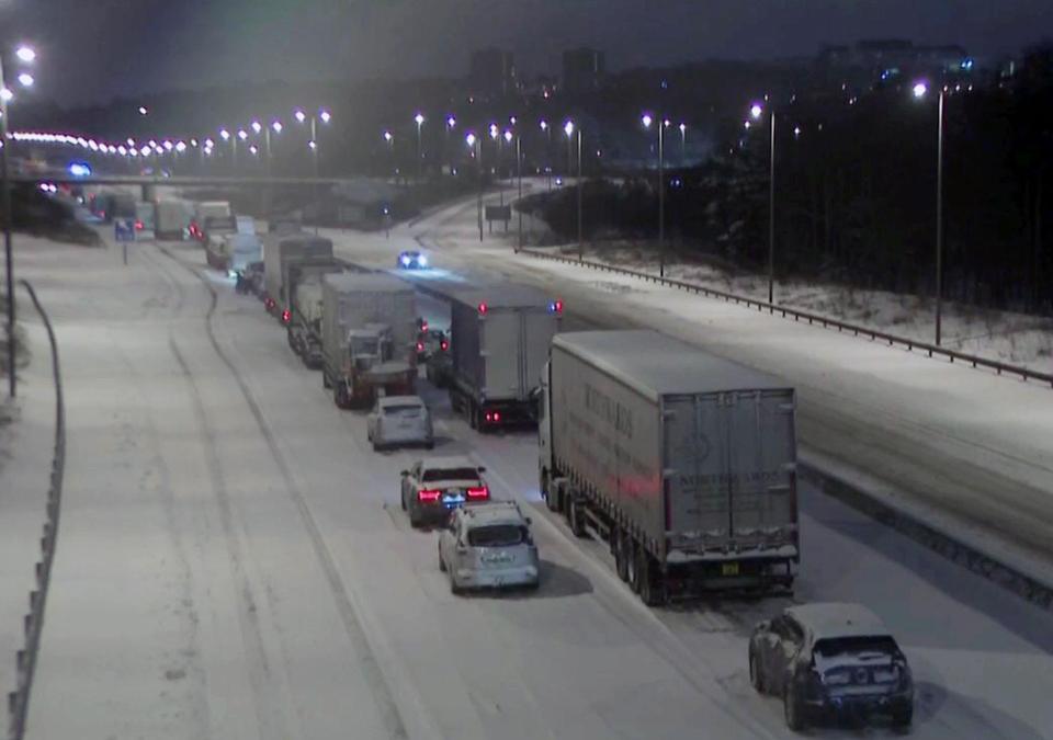  Police had to rescue 1,000 drivers stuck on the M80 overnight