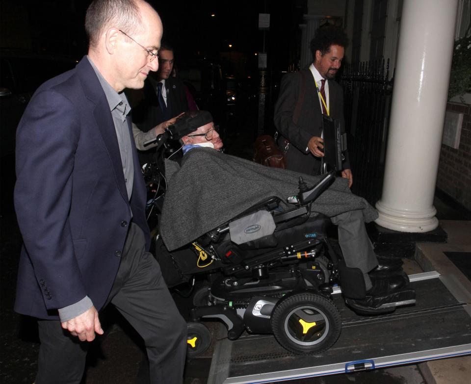  Physics genius Professor Hawking enjoyed a lavish meal with friends after being photographed for the last time