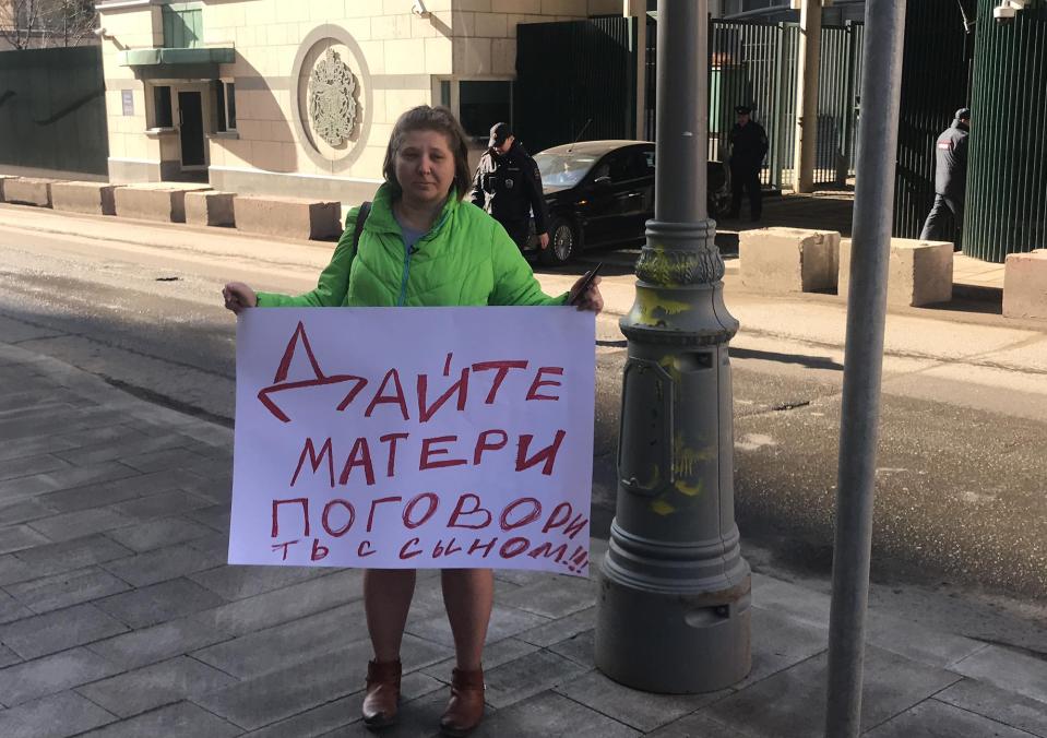  Viktoria Skripal protesting in front of UK embassy in Moscow