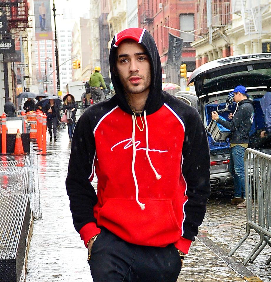  Zayn was seen arriving back at his apartment in the same clothing as the night before after spending the evening at Gigi's