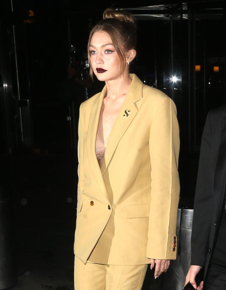  Gigi Hadid smouldered in her lemon-coloured suit