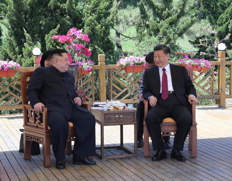  Chinese President Xi Jinping, right speaks to Kim Jong-un in Dalian