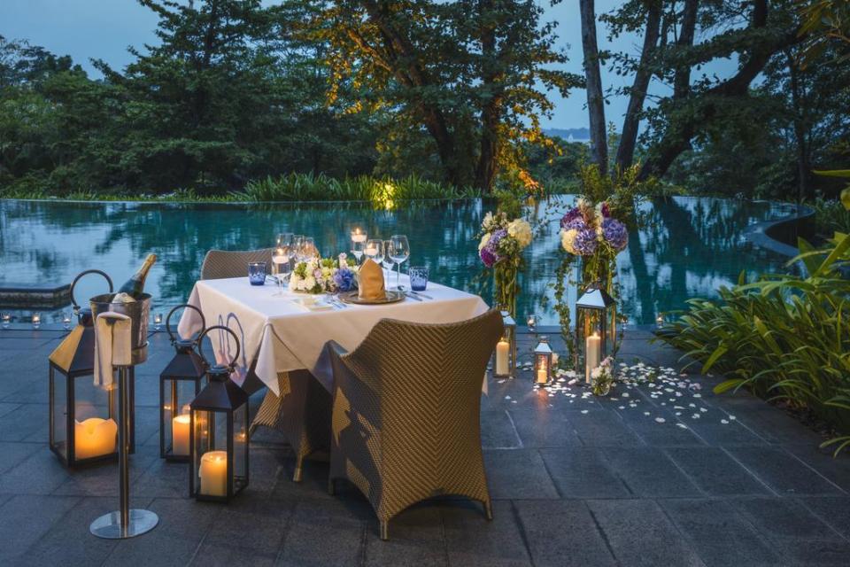 Will Kim and Don strike up a relationship with a drink by the pool? 