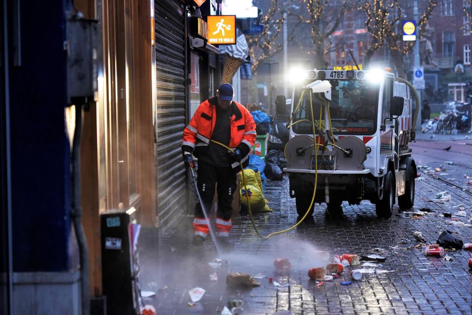  Amsterdam council is going to introduce 'breaks' on its streets so it can be kept clean