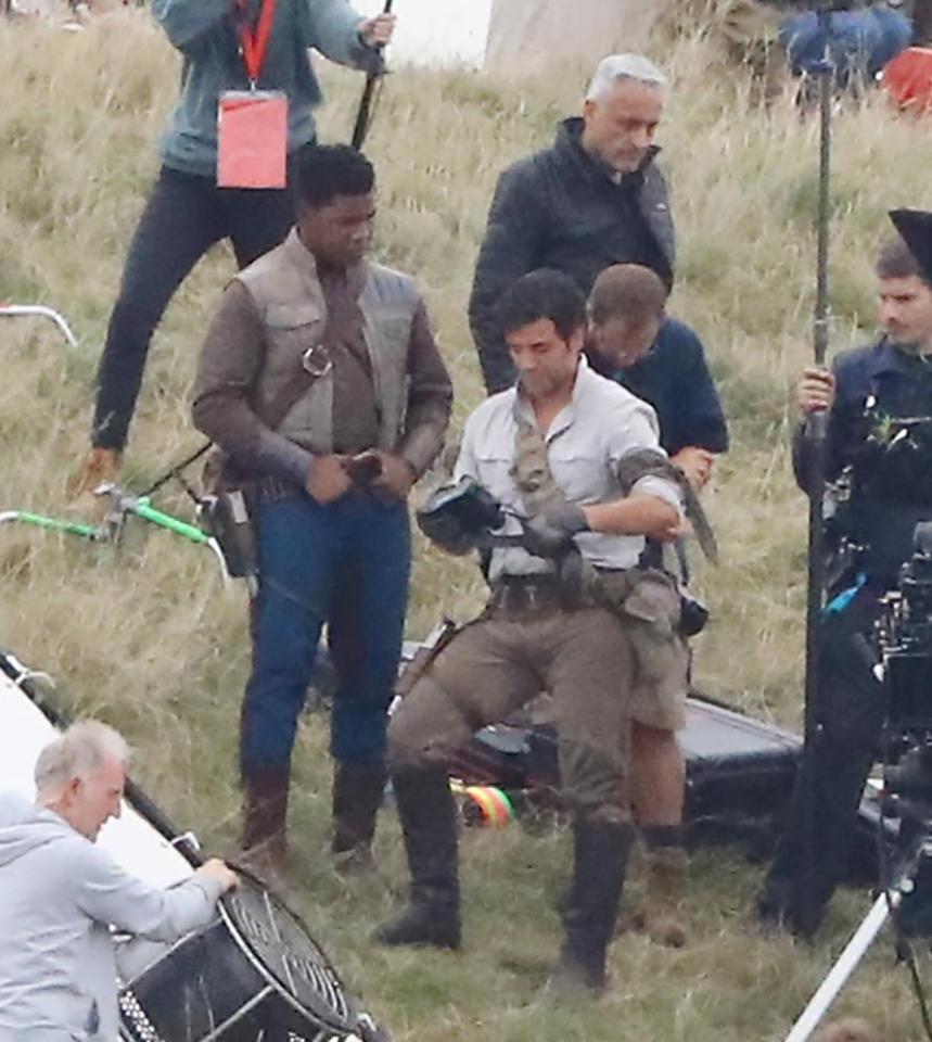 John Boyega and Oscar Isaac have been pictured filming for Star Wars 9 in a secret location just a few miles outside of London