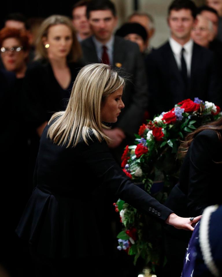  Jenna Bush Hager touches her grandfather's coffin