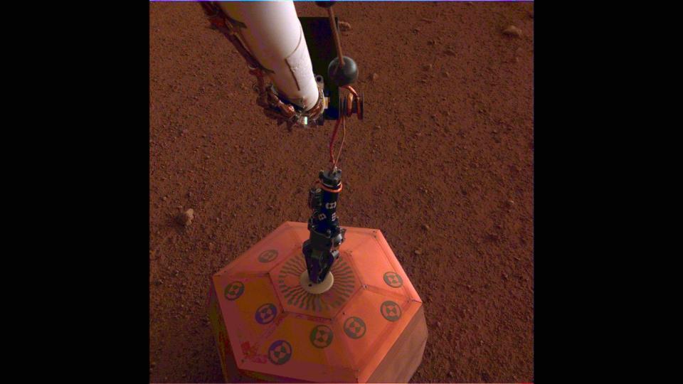  Insight has placed its first instrument on Mars