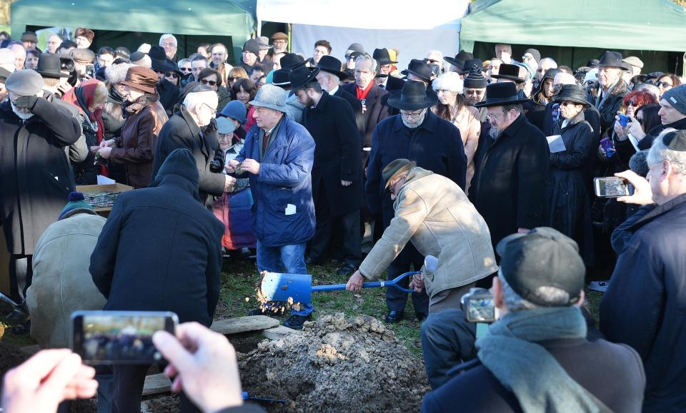  The funeral service was the first for Holocaust victims to be held in the UK