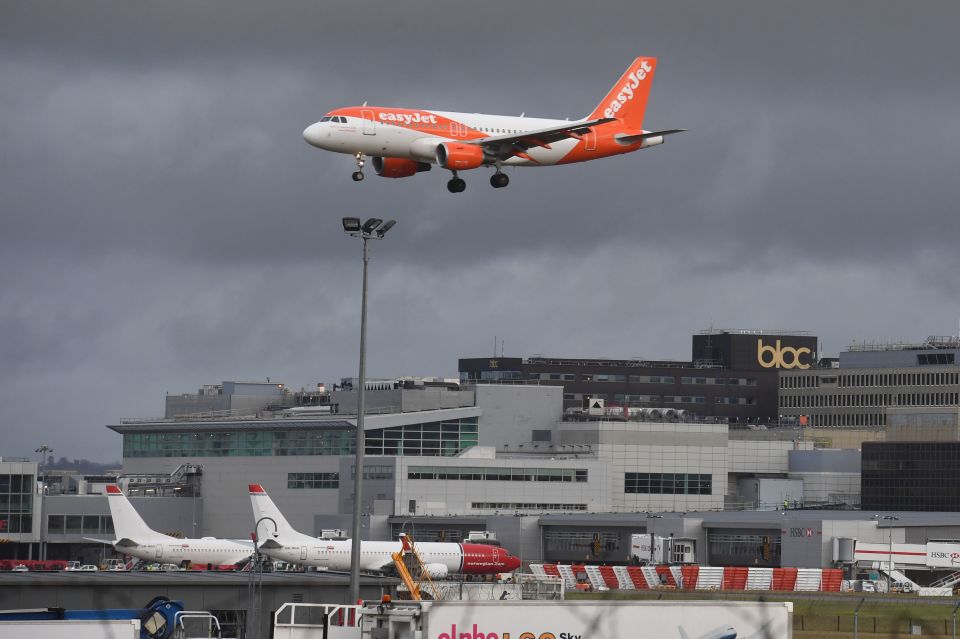 EasyJet flight landing at Gatwick Airport