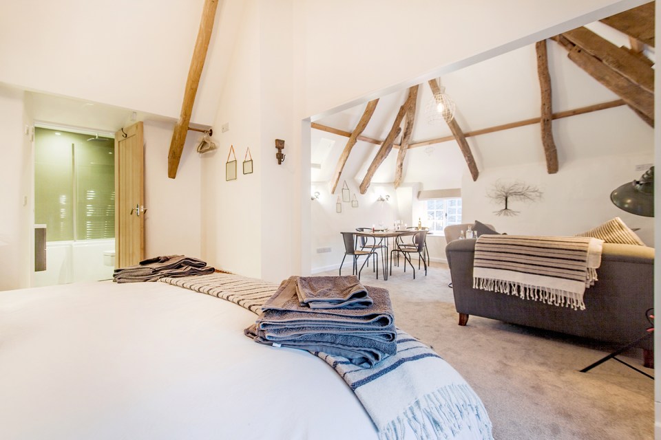 Bayards Cove Inn is a 14th-century timber-framed Tudor inn with seven characterful rooms