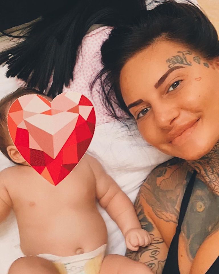  Jemma cosying up to her daughter