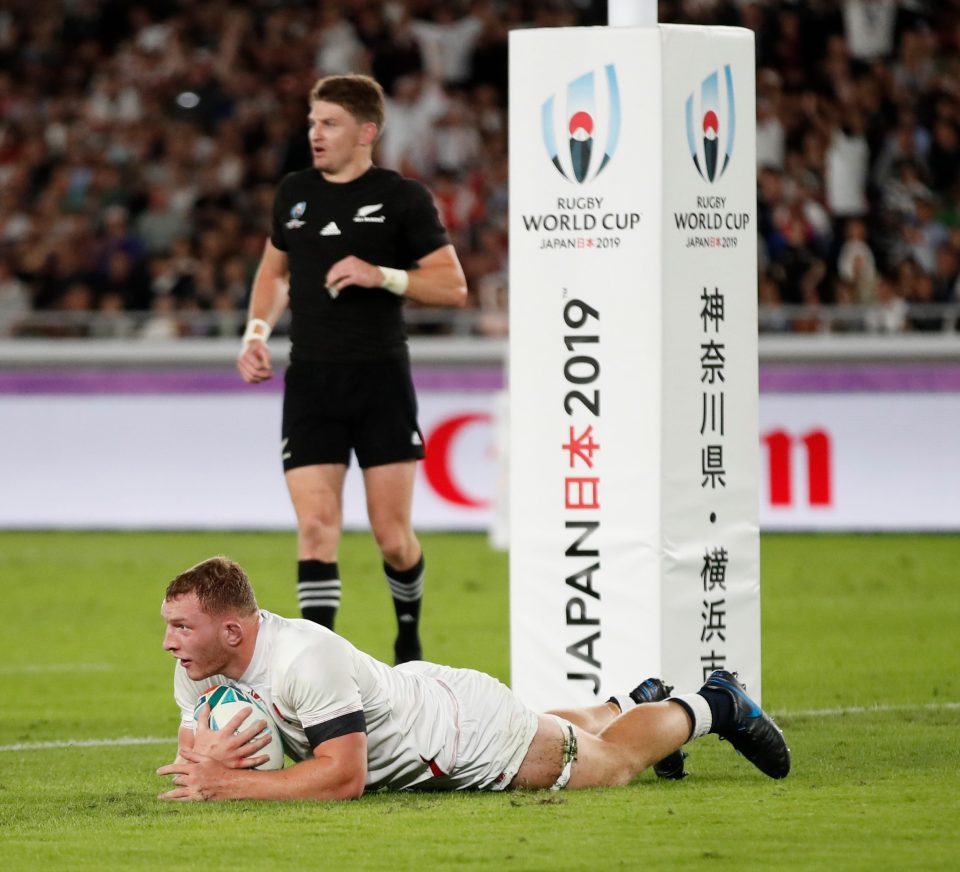 Underhill went over right by the posts but hit celebrations were cut short by Nigel Owens