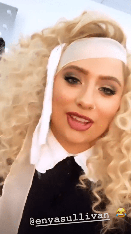  The blonde also sported a curled do