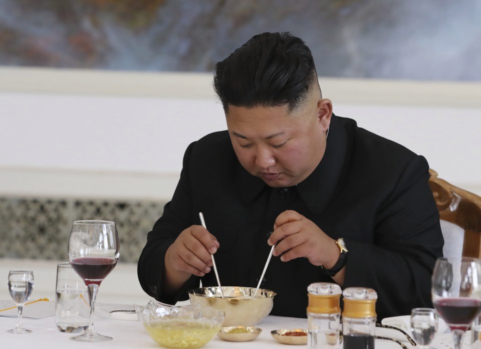 Kim Jong-un attends a lunch at the Okryugwan restaurant on September 19, 2018 in Pyongyang