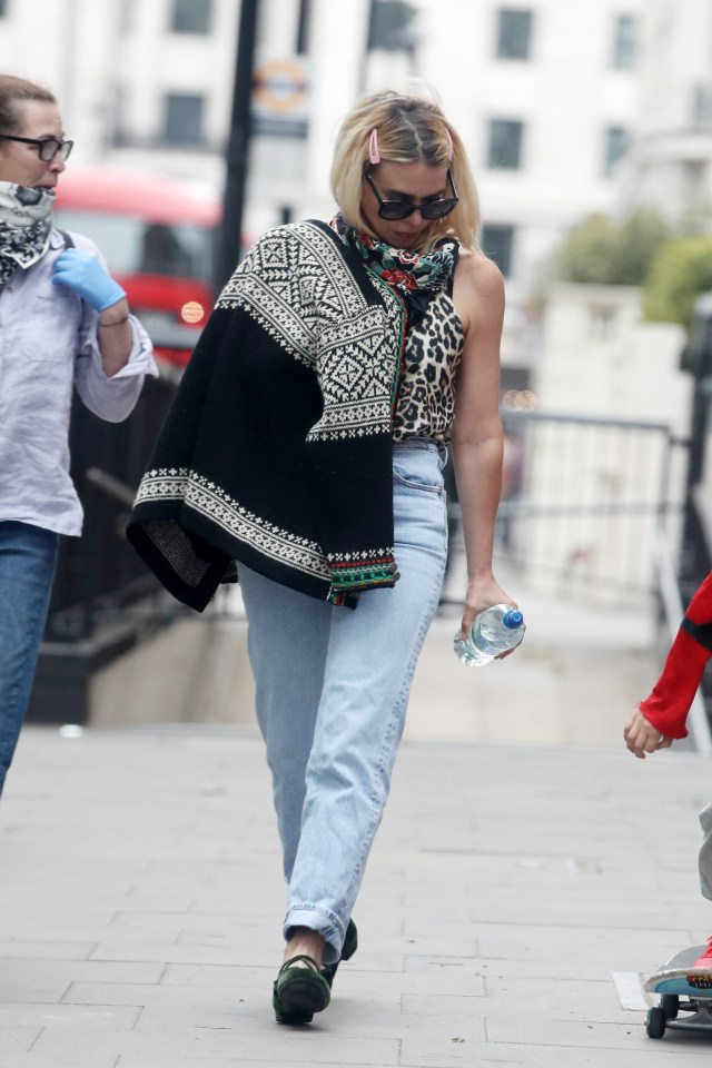  Billie Piper and her sister were spotted walking to join the protesters
