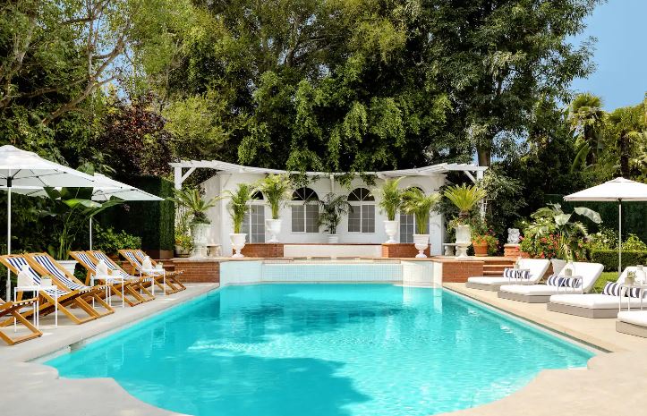 The swimming pool is also open to guests