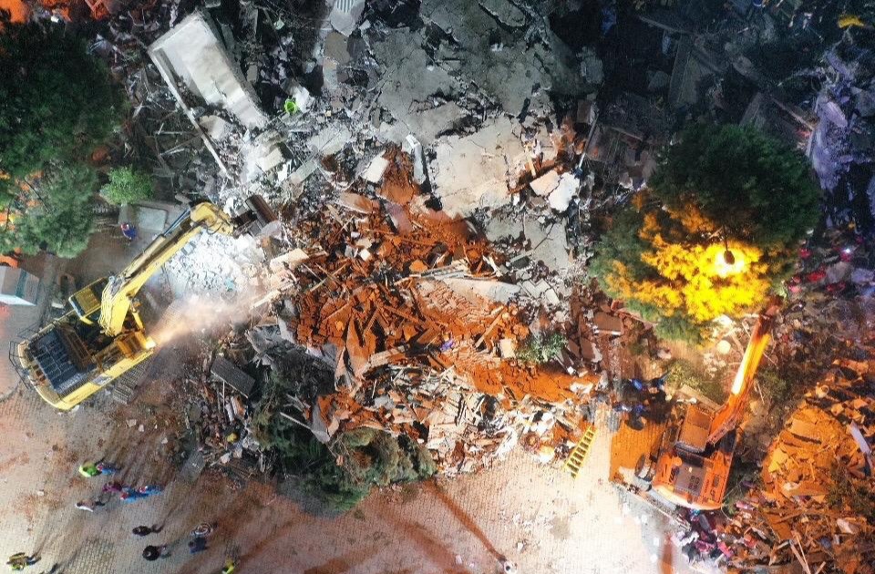 Rescue efforts continue as night falls over Izmir