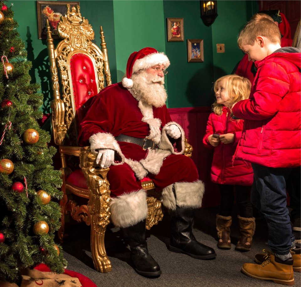 Meet Christmas characters at Paultons Park
