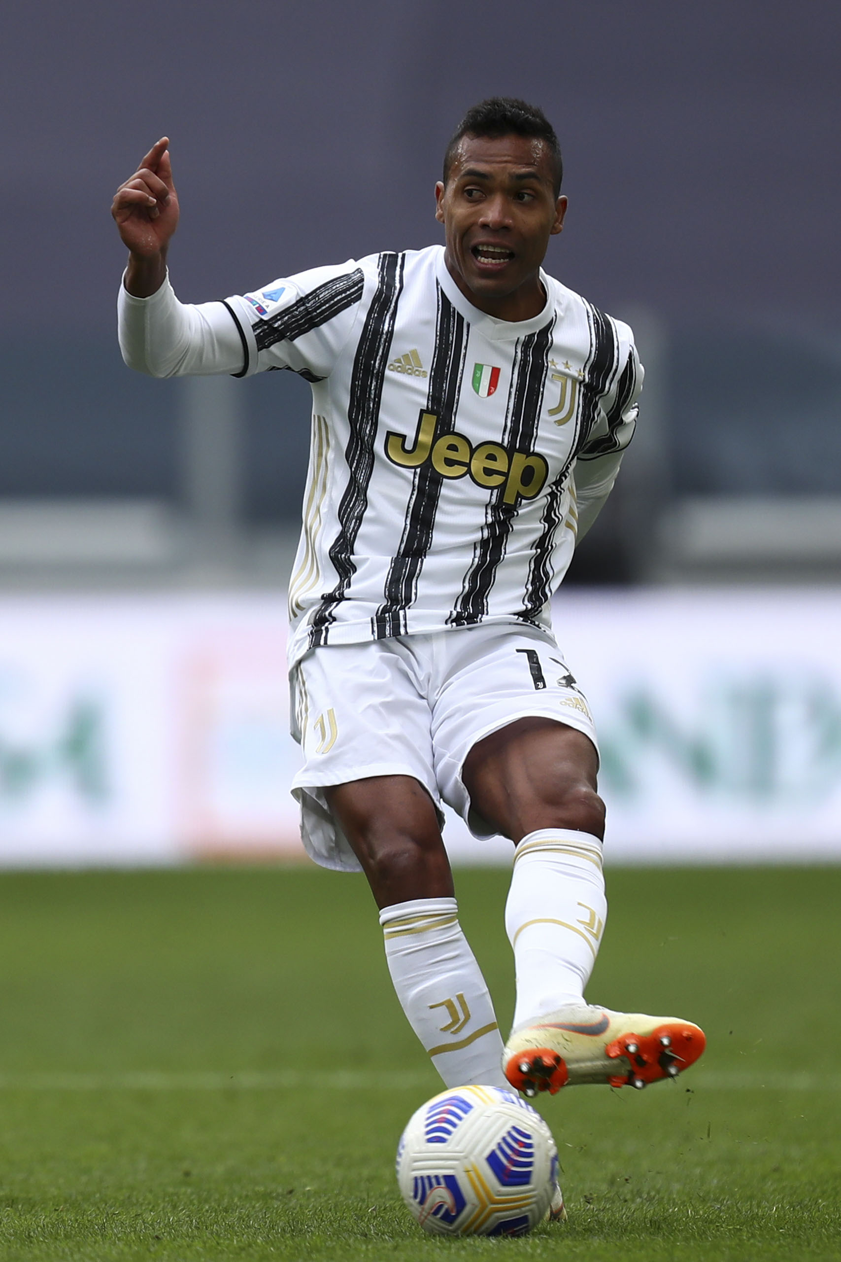 Juventus left-back Alex Sandro is 'keen' on a move to Chelsea