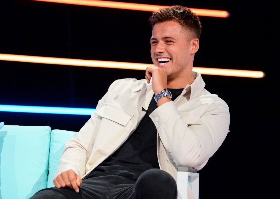 Love Island's Brad McClelland promised to meet Lucinda Strafford at the airport