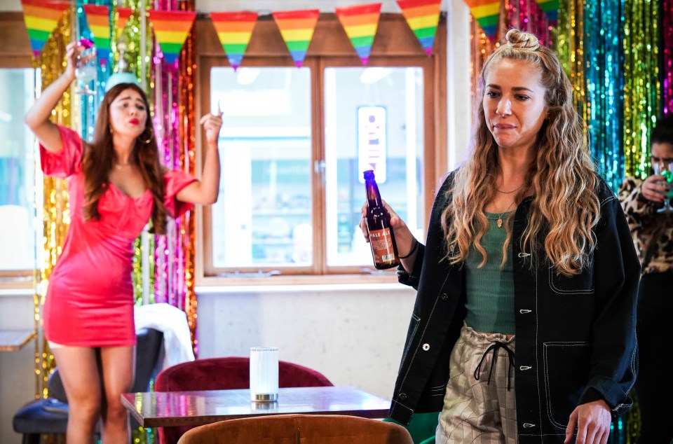 Frankie finds Nancy drunk at the bar