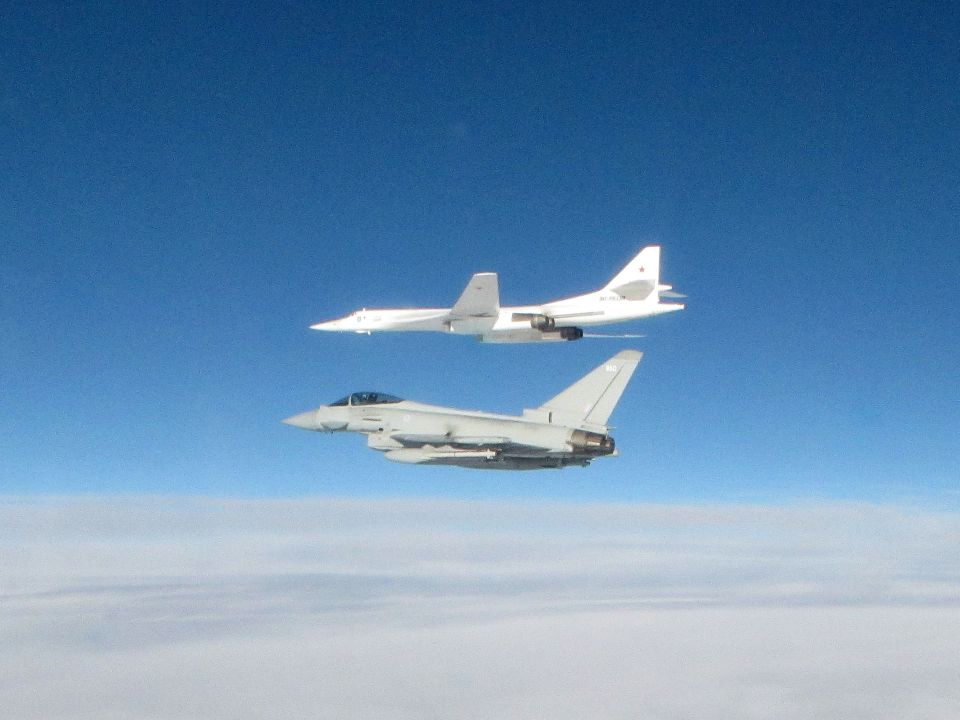 Supersonic Tupolev Tu-160 holds nukes
