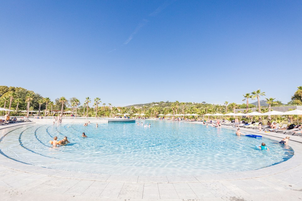 The resort’s cluster of mobile homes is conveniently located in front of the swimming pool and recreation area