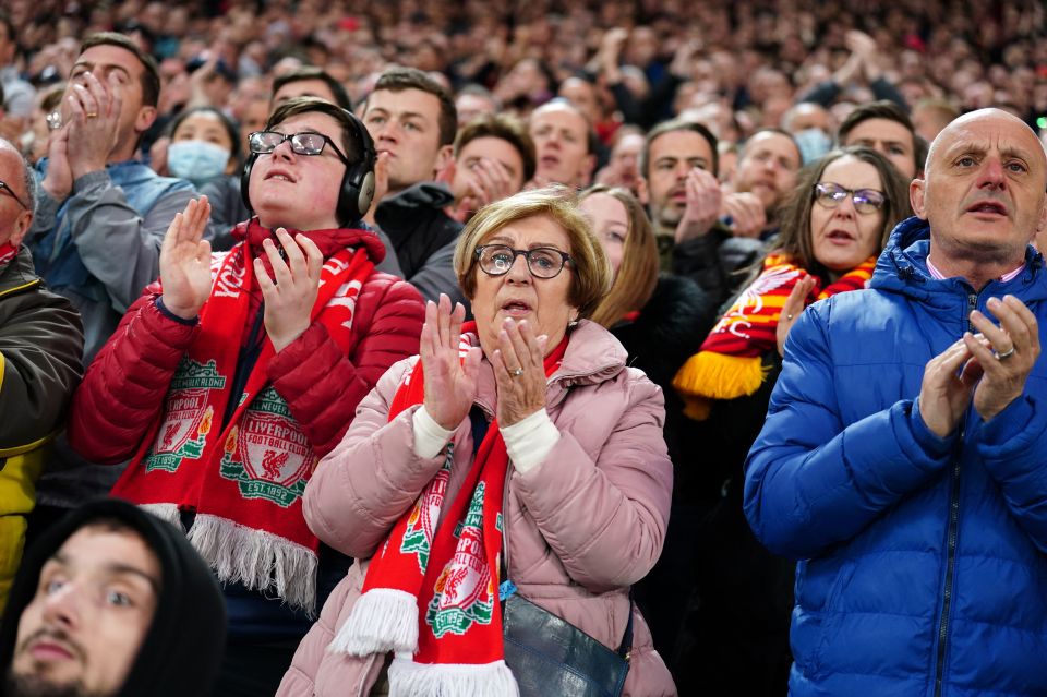 In the seventh minute of Tuesday’s match between Manchester United and Liverpool, the entire crowd rose to its feet and applauded Cristiano Ronaldo