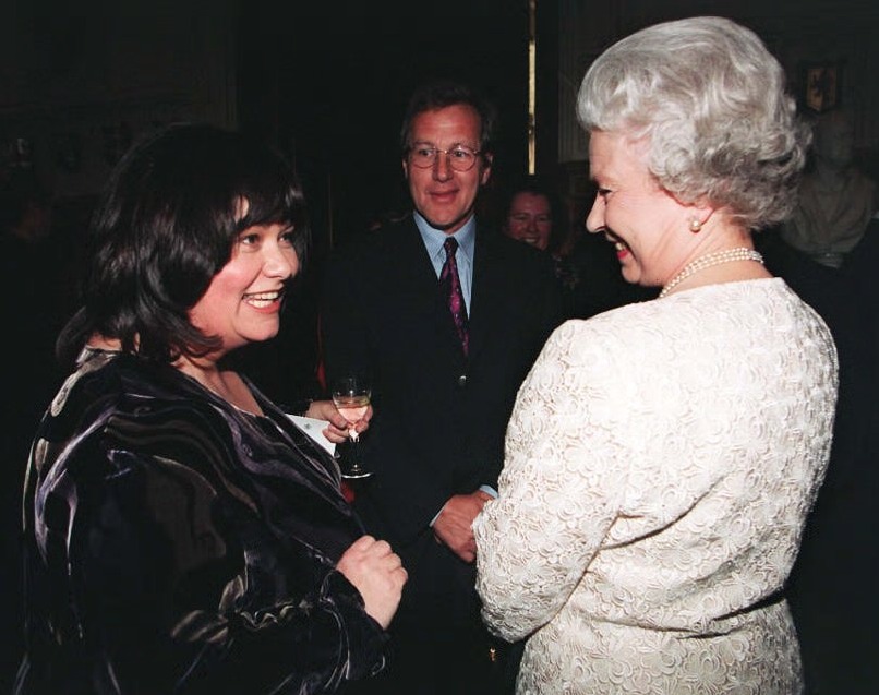 Curtsy or not curtsy was the dilemna for Dawn French as the Queen approached