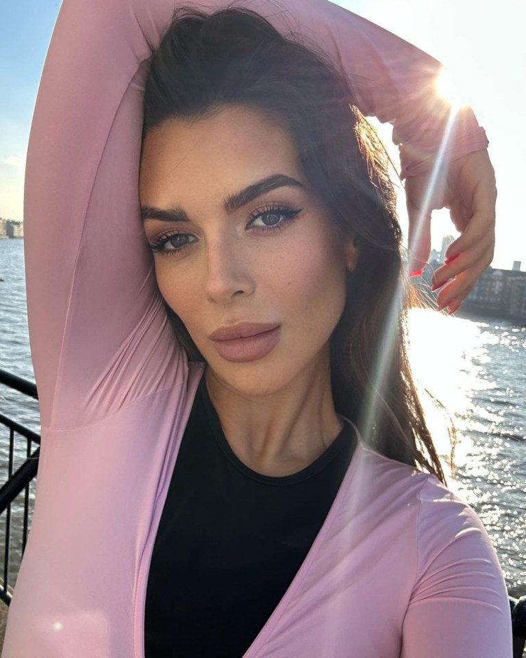 Ekin-Su looked almost unrecognisable as she posed up a storm online