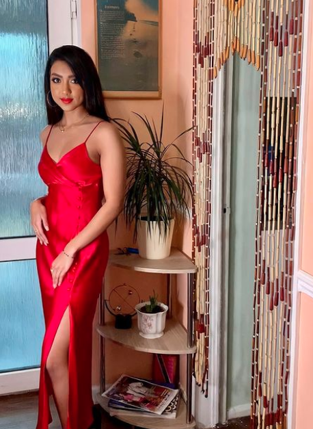 She stunned in this shot taken in the entrance hall