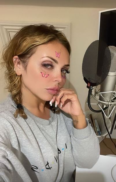 The star showed off her new lashes