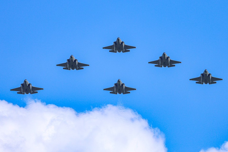 A formation of 6 F-35 Lightning aircraft in a flypast