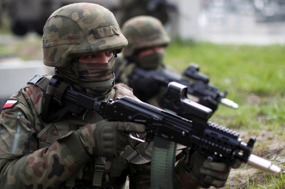 Polish soldiers take part in drills with NATO soldiers